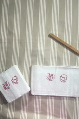 Nappe damassée 170/275 + 12 serviettes 65/75