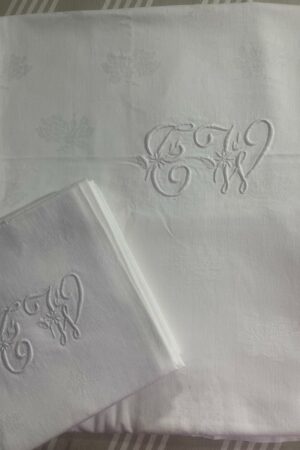 Nappe damassée 120/140 + 6 serviettes légèrement tachées brodées