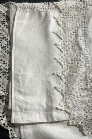 Très beau drap dentelé, élégant et raffiné 240/320