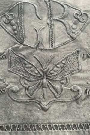Drap teint gris, magnifique broderie, monogramme GR, 210/240