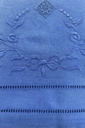 Drap teint bleu, brodé et ajouré 185/250