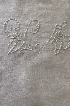 Nappe blanche, damassée, brodée VA 130/185 cm