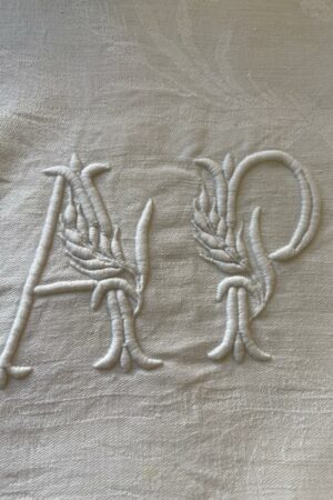 Nappe brodée, damassée 155/240 cm et ses 6 serviettes 65/75 cm