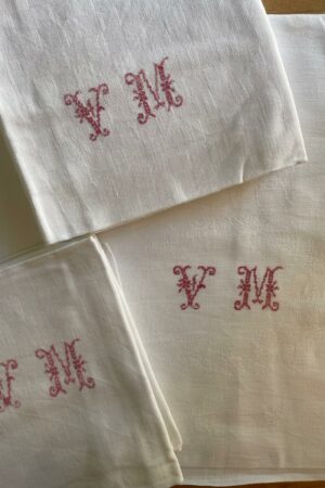 Nappe 150/220 et ses 8 serviettes 65/75 damassée et brodée VM