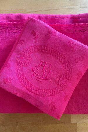Serviettes de table teintées fuchsia 50/50 cm brodées AV