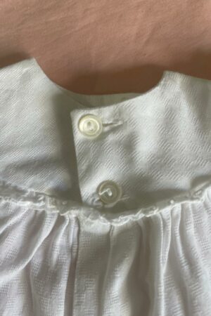 Tenue bébé avec petite bordure dentelle