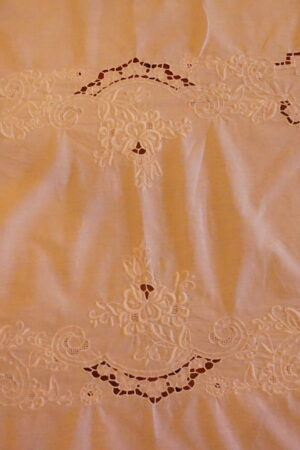 Nappe ajourée brodée