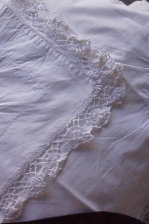 Paire de taies anciennes brodées JC, dentelle – 66×70 (Années 1900–1930)