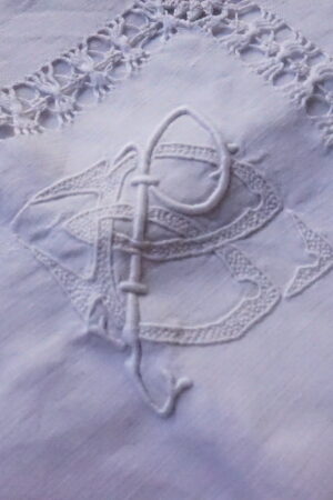 Paire de taies anciennes en fil, ajourées – monogramme BP – 65×65 (Années 1900–1930)