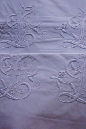 Paire de taies anciennes brodées LL, bordure style broderie anglaise – 62×62(vers1900 et 1930)
