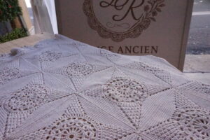 Couvre‑lit ancien en crochet couleur sable – 165×180 (années 1940–1960)