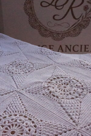 Couvre‑lit ancien en crochet couleur sable – 165×180 (années 1940–1960)