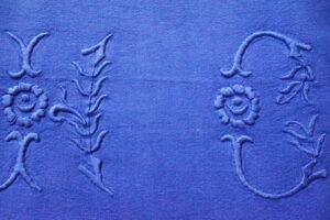 Drap ancien teinté bleu , monogramme HC imposant et délicat – 195×250 (années 1900–1930)