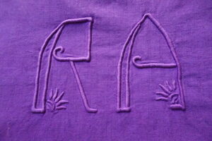 Drap ancien en lin, monogramme RA, teint violet –200×310, léger jour en bordure(années 1900–1930)