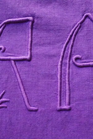 Drap ancien en lin, monogramme RA, teint violet –200×310, léger jour en bordure(années 1900–1930)