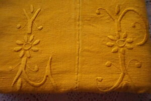 Drap ancien en lin/chanvre, 2 parties, mono LP imposant – 200×260, teint jaune (années 1900–1930)