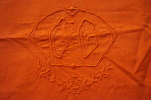Drap ancien en lin, monogramme CG imposant et délicat, teint orange signature – 200×300 (années 1900–1930)