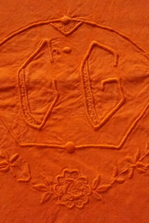 Drap ancien en lin, monogramme CG imposant et délicat, teint orange signature – 200×300 (années 1900–1930)