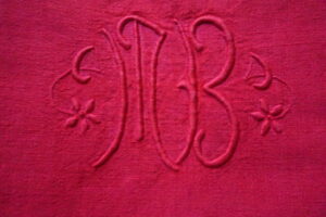 Drap ancien en lin, monogramme MB, teint rose fuchsia – 185×300 (années 1900–1930)