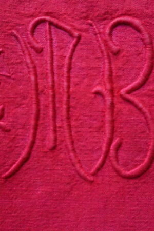 Drap ancien en lin, monogramme MB, teint rose fuchsia – 185×300 (années 1900–1930)