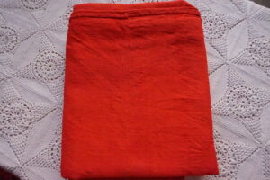 Drap ancien en lin/chanvre en 2 parties, teint rouge léger/orange foncé –180×240(années 1900–1930)
