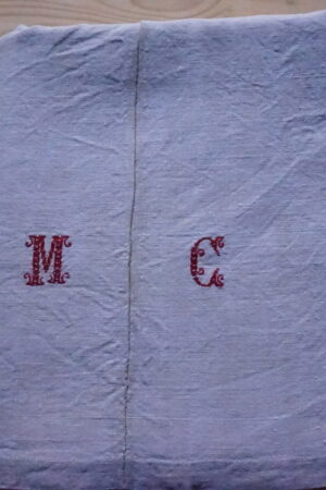 Drap ancien en chanvre, en 2 parties, couleur sable – mono MC brodé main Datation : 1900–1930