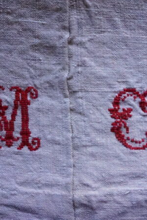 Drap ancien en chanvre, en2 parties, sable d’origine – mono MC brodé main (180×250)vers1900–1930