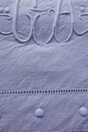 Drap ancien couleur sable –broderies en relief & monogramme GA, jours raffinés(240×310)1900-1930