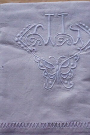 Drap ancien brodé main – papillon & monogramme JL, jours raffinés (190×290) 1900–1930
