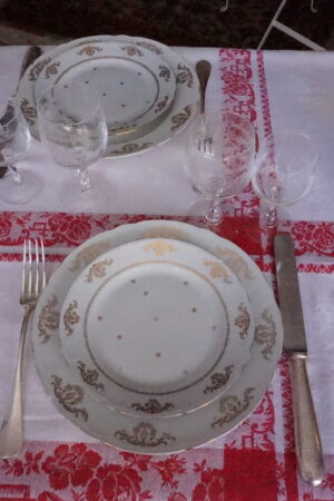 Nappe ancienne blanche et rouge – damassée de fleurs rouges (145×150)milieu XXᵉ siècle
