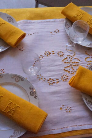 5 serviettes anciennes teintes en jaune – monogramme AM (63×77) milieu XXᵉ siècle