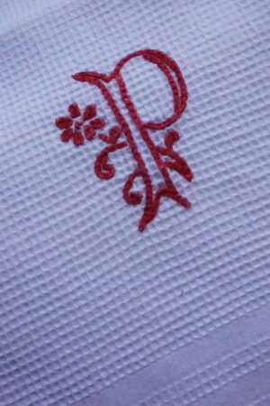 7 serviettes de toilette en nid d’abeille – broderie P rouge, petites franges (62×75) milieu XXᵉ siècle