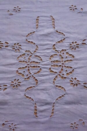 Chemin de table ancien en fil – magnifiquement ajouré (50×130 cm) milieu XXᵉ siècle