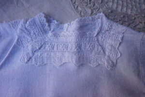 Layette blanche ancienne – col brodé et dentelé (0/3 mois)