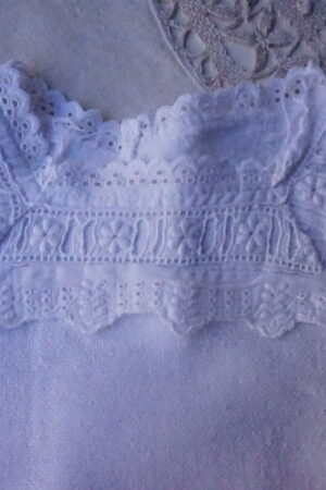 Layette blanche ancienne – col brodé et dentelé (0/3 mois)