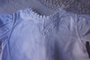 Layette blanche en damassé – col travaillé & brodé (0/3 mois) milieu XXᵉ siècle
