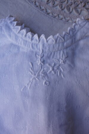 Layette blanche en damassé – col travaillé & brodé (0/3 mois) milieu XXᵉ siècle