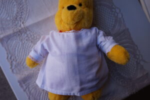 Layette blanche simple – col souligné d’une fine dentelle (0/3 mois) fin XXᵉ / début XXIᵉ siècle