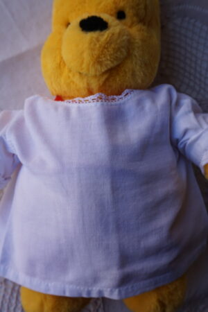 Layette blanche simple – col souligné d’une fine dentelle (0/3 mois) fin XXᵉ / début XXIᵉ siècle