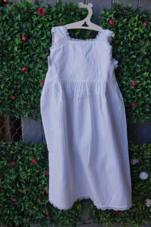 Robe enfant blanche à bretelles  – dentelle en bordure, longue & élégante (6 ans) fin XXᵉ / début XXIᵉ