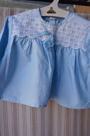 Layette bleu – broderie délicate au col et épaules (3/6 mois, matière récente)