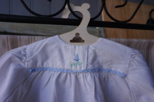 Layette blanche évasée – broderie bleue au col (0/3 mois)