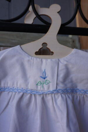 Layette blanche évasée – broderie bleue au col (0/3 mois)