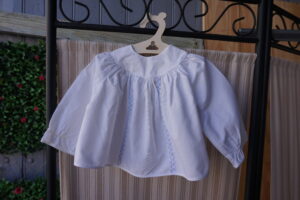 Layette blanche 3 mois – ornée de deux bandes fleuries bleu & rose fin XXᵉ / début XXIᵉ siècle