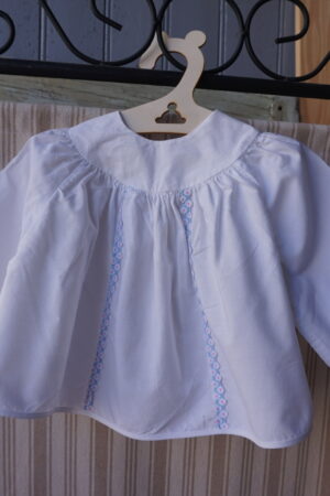 Layette blanche 3 mois – ornée de deux bandes fleuries bleu & rose fin XXᵉ / début XXIᵉ siècle
