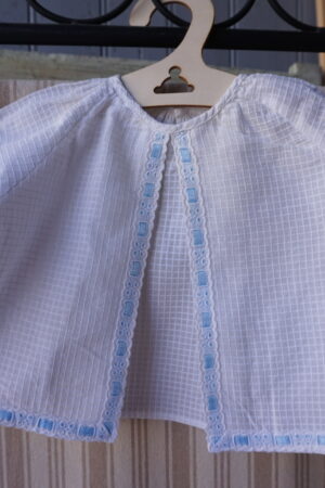 Layette blanche gaufrée – soufflet central au ruban bleu (0/3 mois) fin XXᵉ / début XXIᵉ siècle