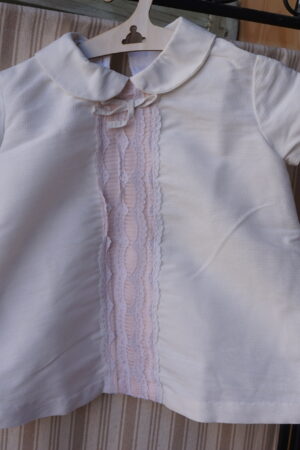 Robe enfant ancienne en crêpe écru – travail central rose & dentelle (≈ 1 an) milieu XXᵉ siècle